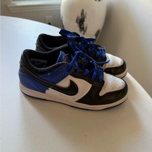 Nike Kids Low Top Sneakers in White/Black/Blue Accent